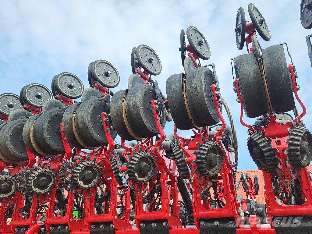 Väderstad Tempo TPL 24 + Bednar Row Master RN 12000 Precision sowing machines