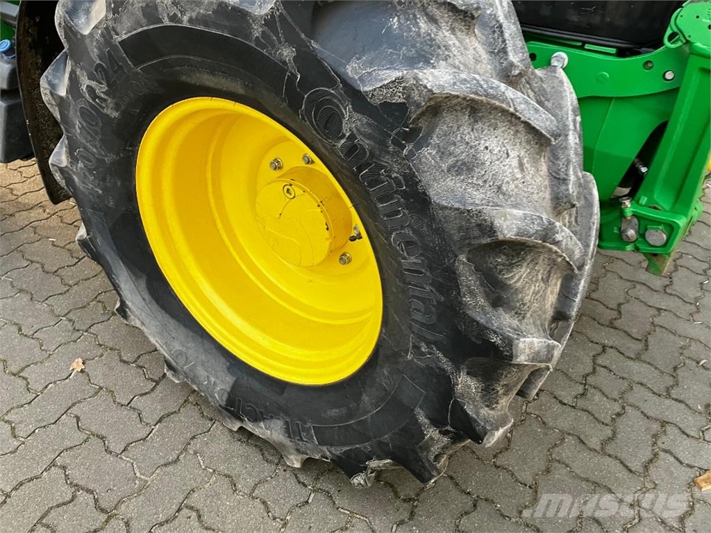 John Deere 6120M Tractoren