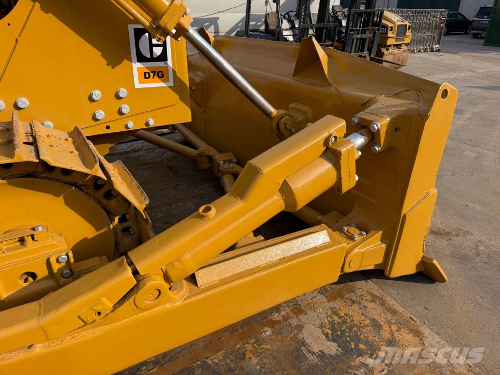 CAT D7G بلدوزرات مجنزرة
