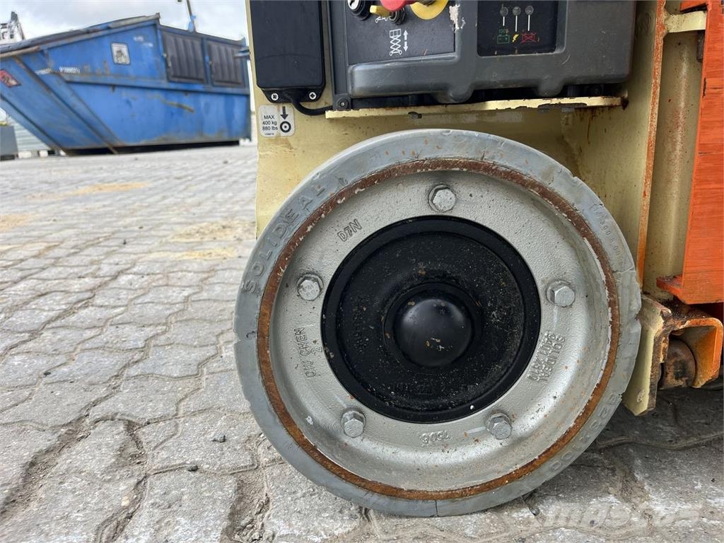 JLG 1230ES Henkilönostimet ja nostolaitteet