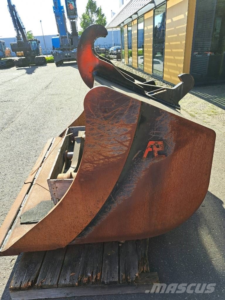 Pladdet Bucket SG840NX2100, Quickcoupler SMP100 Skuffer