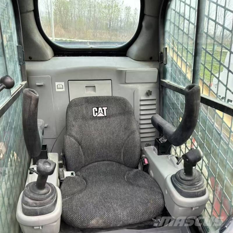 CAT 246 C 滑移轉向裝載機