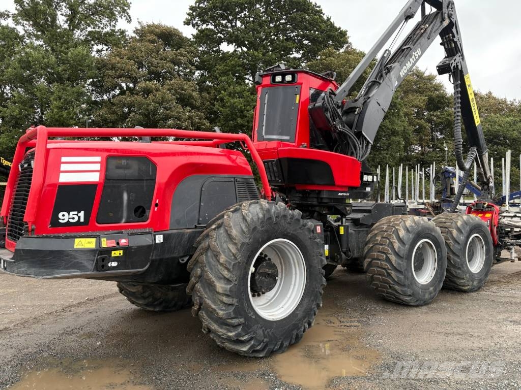 Komatsu 951 Harvesteriai (miško kirtimo mašinos)
