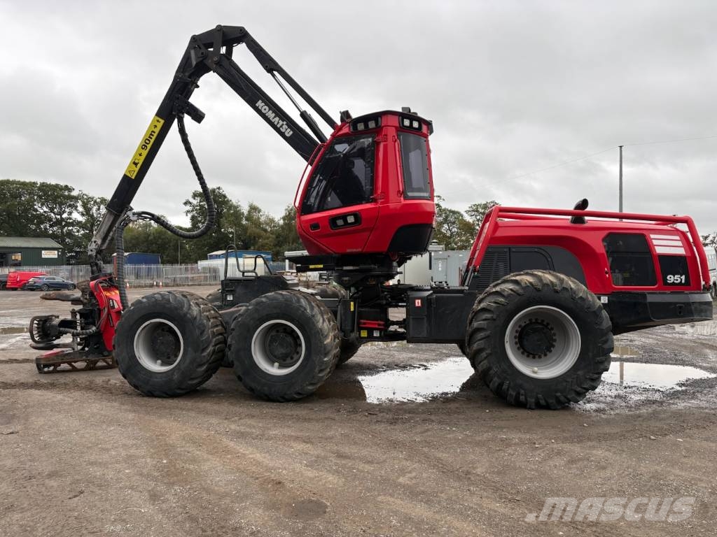 Komatsu 951 Harvesteriai (miško kirtimo mašinos)