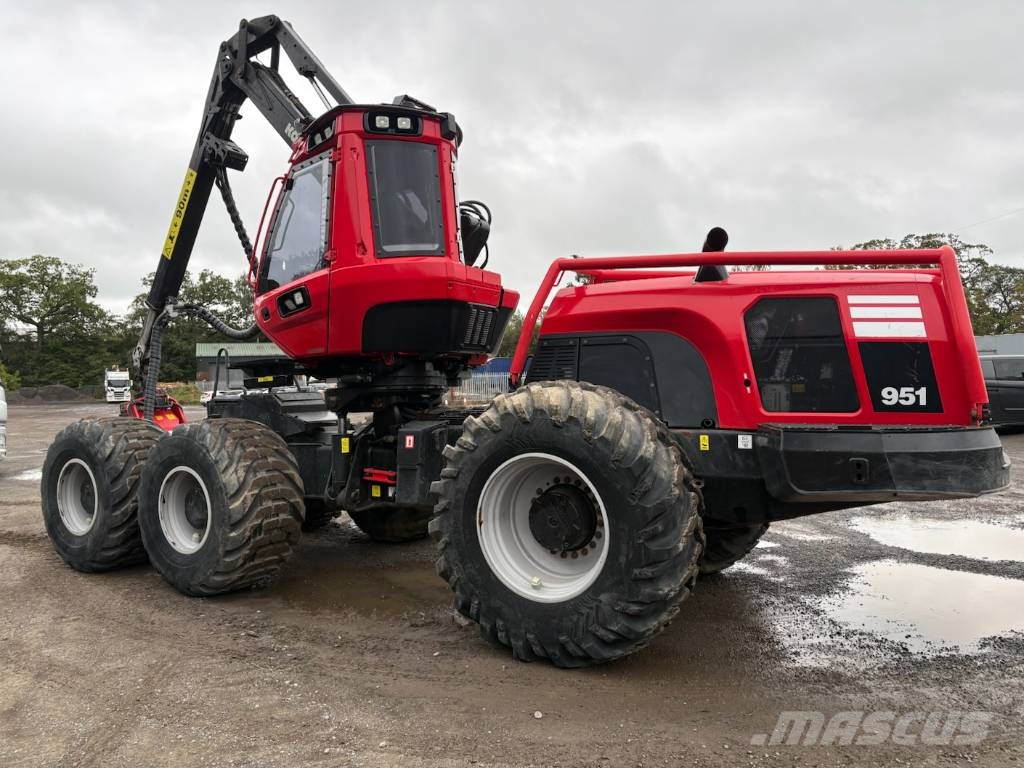 Komatsu 951 Harvesteriai (miško kirtimo mašinos)