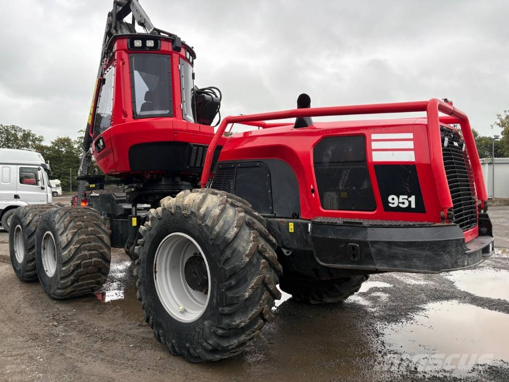 Komatsu 951 Harvesteriai (miško kirtimo mašinos)
