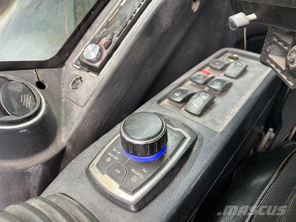 Hyundai HX 300 L Bandgrävare
