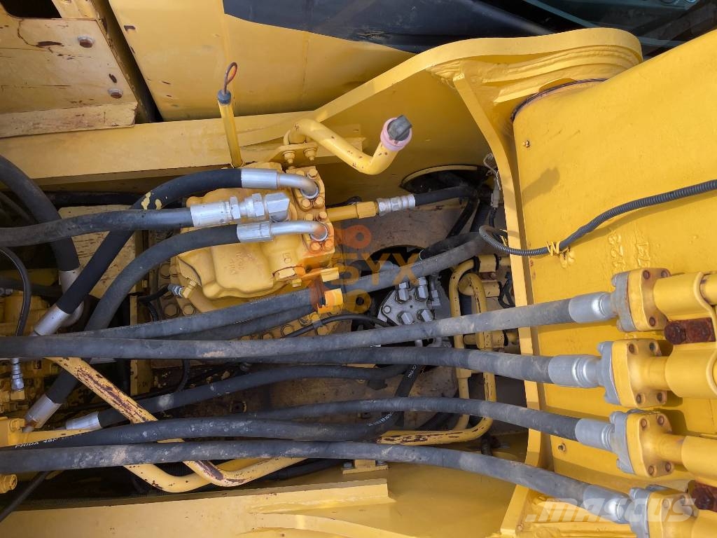 Komatsu PC 240 대형 굴삭기 29톤 이상