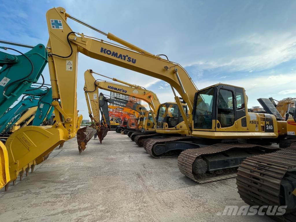 Komatsu PC 240 대형 굴삭기 29톤 이상