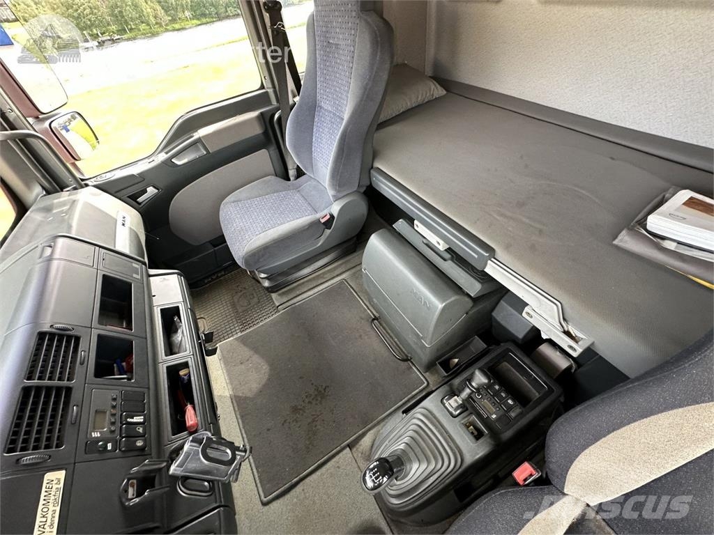 MAN 28.530 6X2-2 LL Chassis met cabine