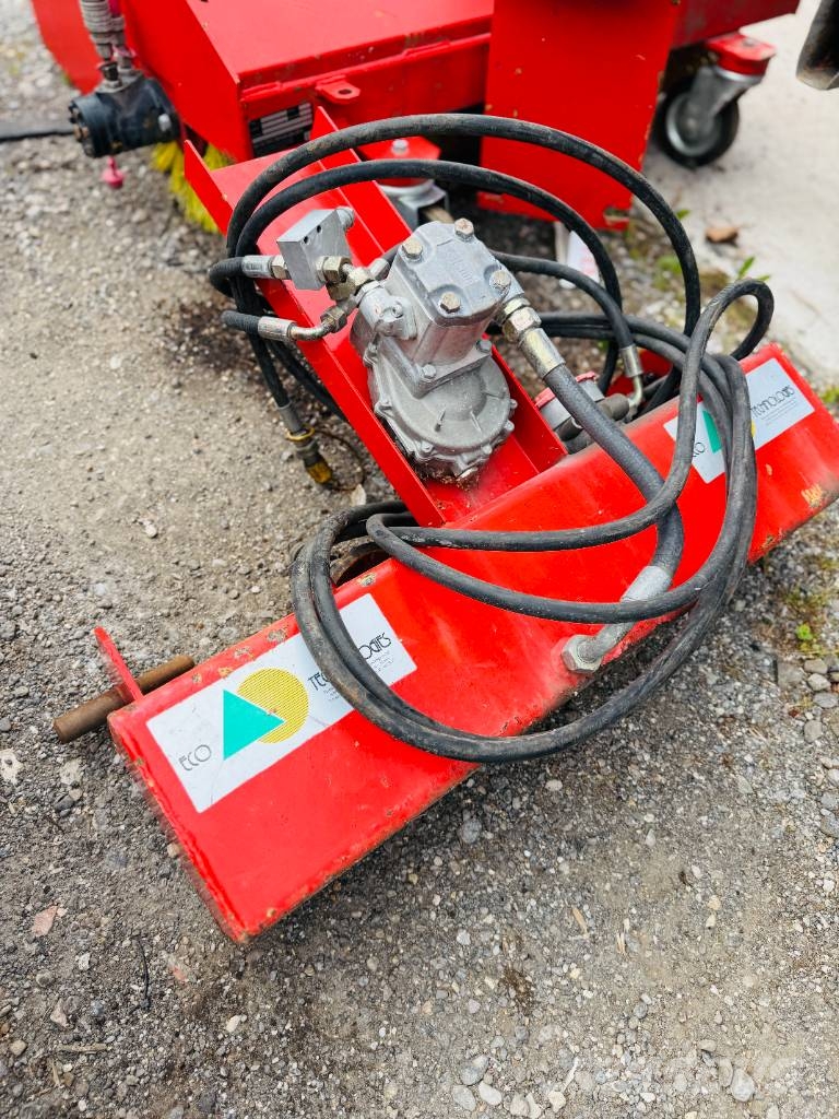  ECO SK12H Kehrmaschine Accesorios para tractores compactos