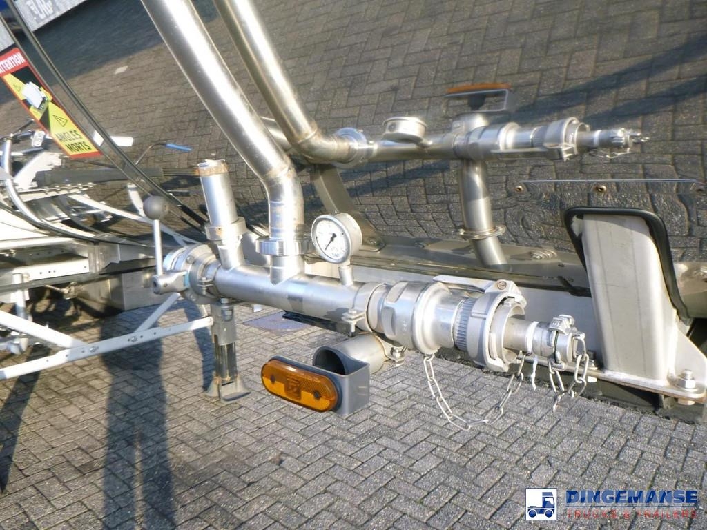 LAG Food tank inox 32m3 / 3 comp + pump + steam heatin Tankopleggers