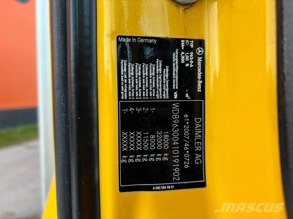 Mercedes-Benz Actros 1827 4x2 LOW MILEAGE ! / BOX L=8236 mm Dobozos teherautók