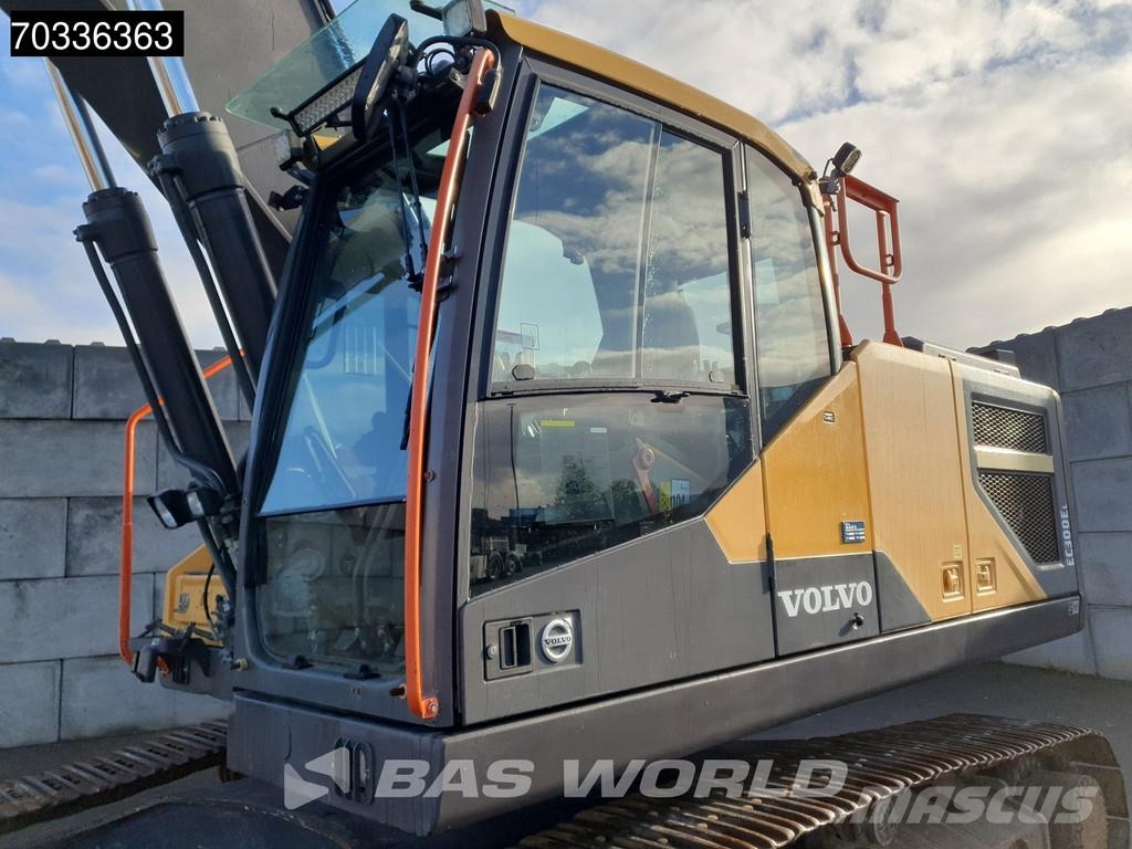 Volvo EC300 E L حفارات زحافة