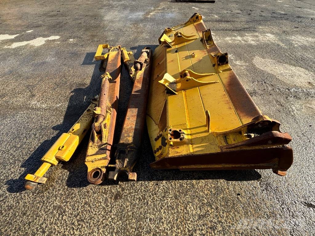 Komatsu D 65 EX-18 (CE - New UC - SU Blade) Гусеничные бульдозеры