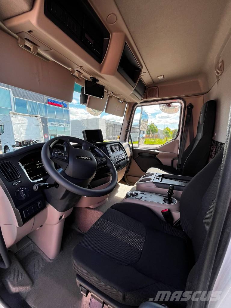 DAF XB 210 FA Camiones con caja de remolque