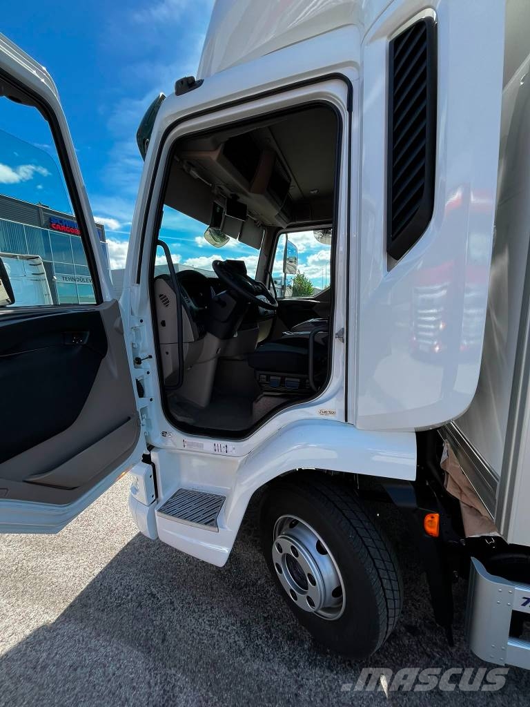 DAF XB 210 FA Camiones con caja de remolque