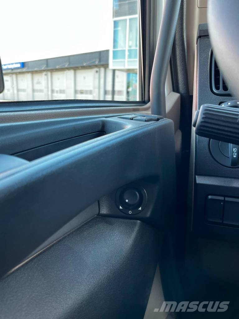 DAF XB 210 FA Camiones con caja de remolque