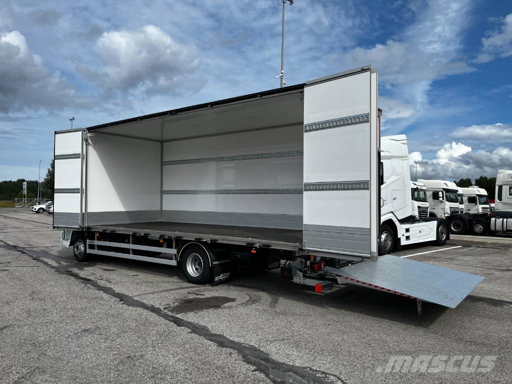 DAF XB 210 FA Camiones con caja de remolque