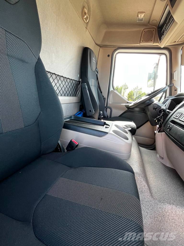 DAF XB 210 FA Camiones con caja de remolque