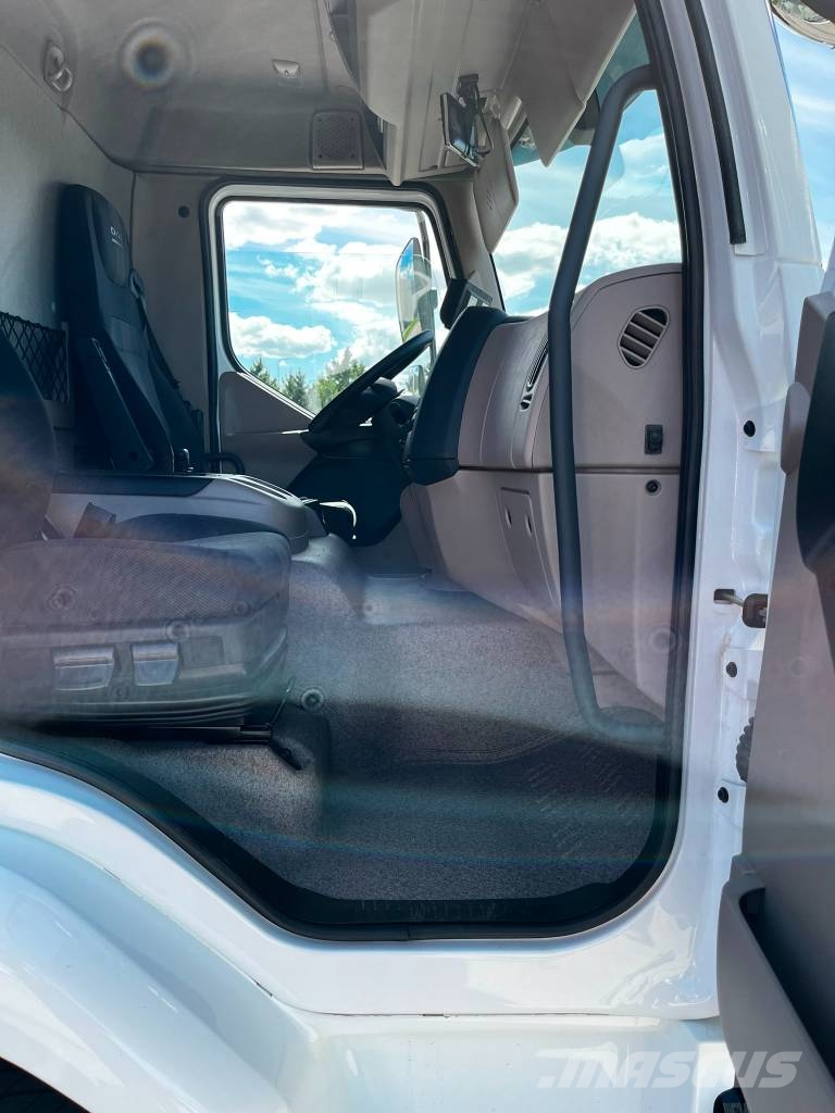 DAF XB 210 FA Camiones con caja de remolque