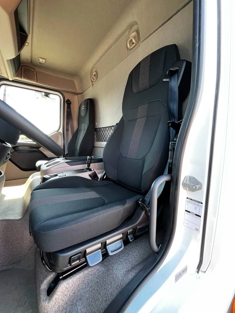 DAF XB 210 FA Camiones con caja de remolque