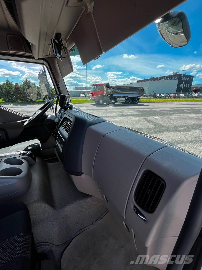 DAF XB 210 FA Camiones con caja de remolque