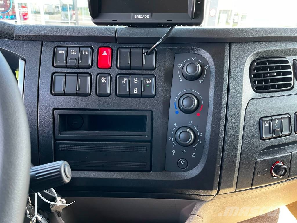 DAF XB 210 FA Camiones con caja de remolque