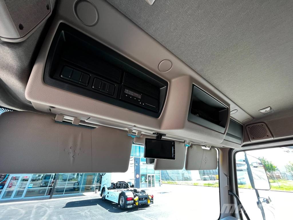 DAF XB 210 FA Camiones con caja de remolque