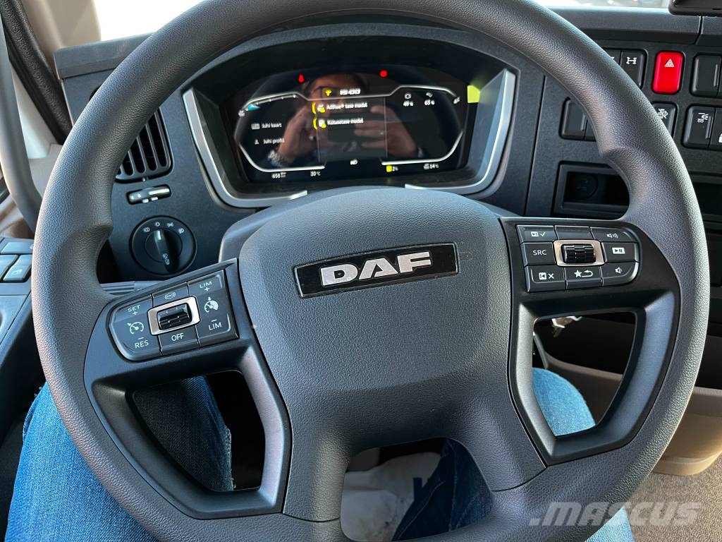 DAF XB 210 FA Camiones con caja de remolque