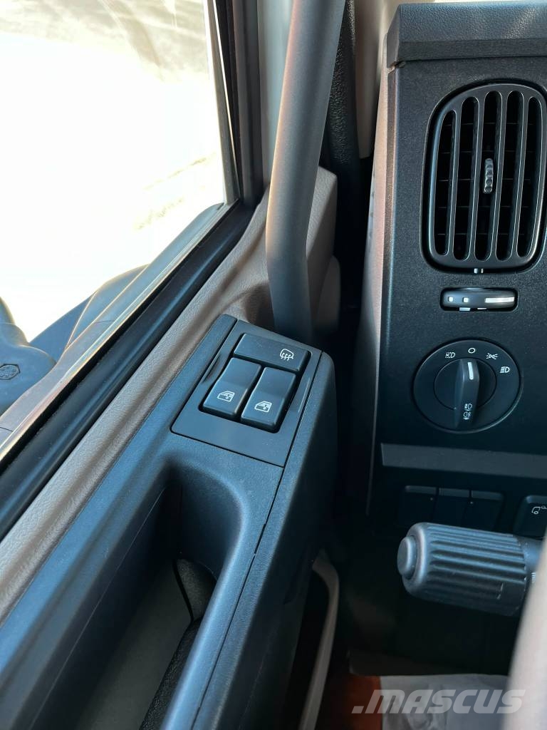 DAF XB 210 FA Camiones con caja de remolque