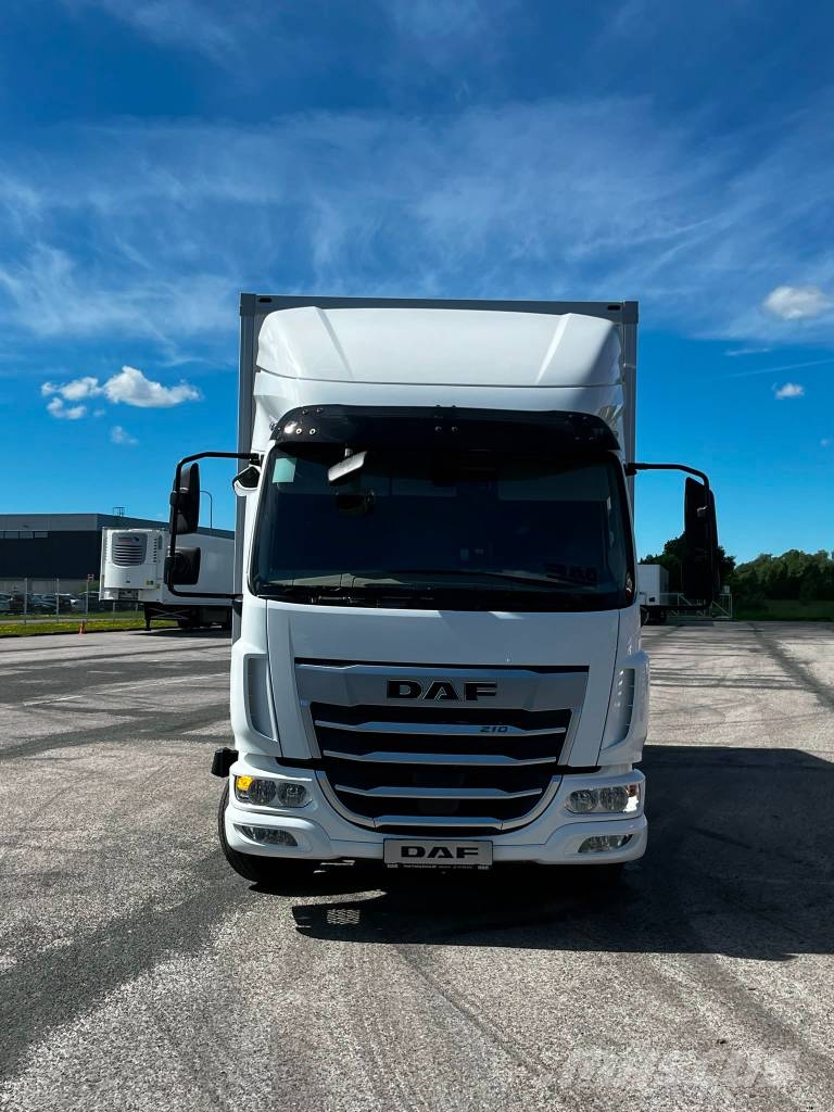 DAF XB 210 FA Camiones con caja de remolque