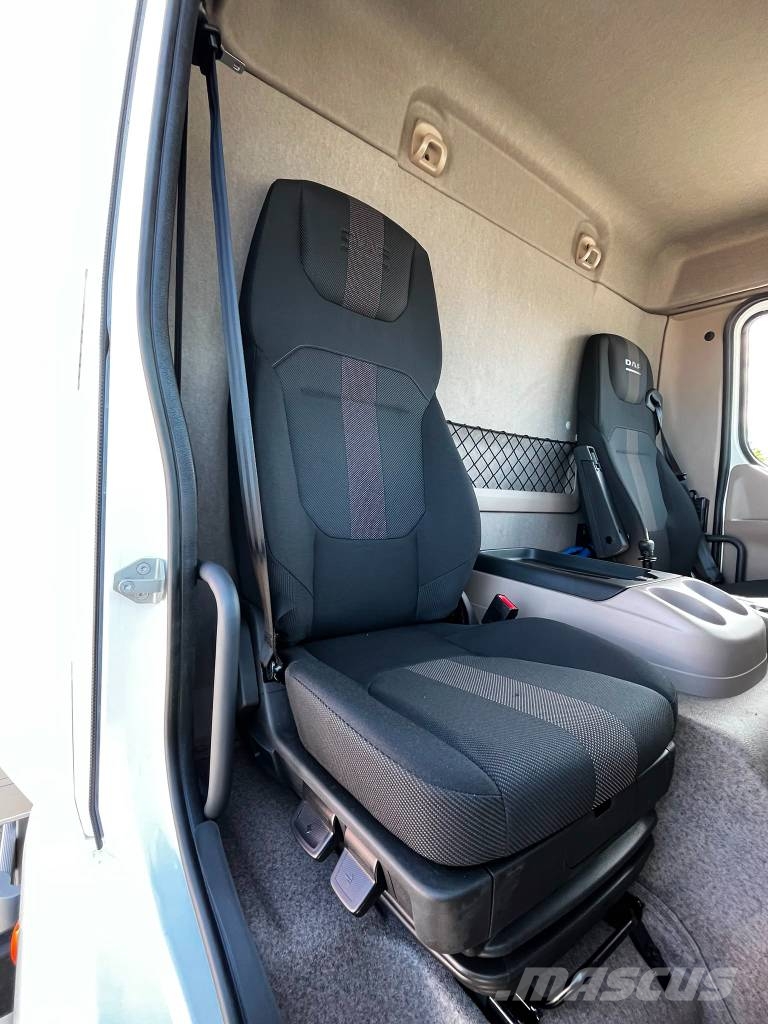 DAF XB 210 FA Camiones con caja de remolque