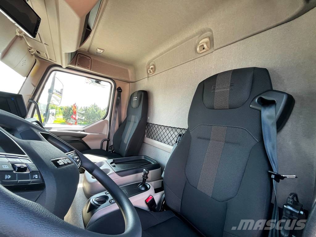 DAF XB 210 FA Camiones con caja de remolque