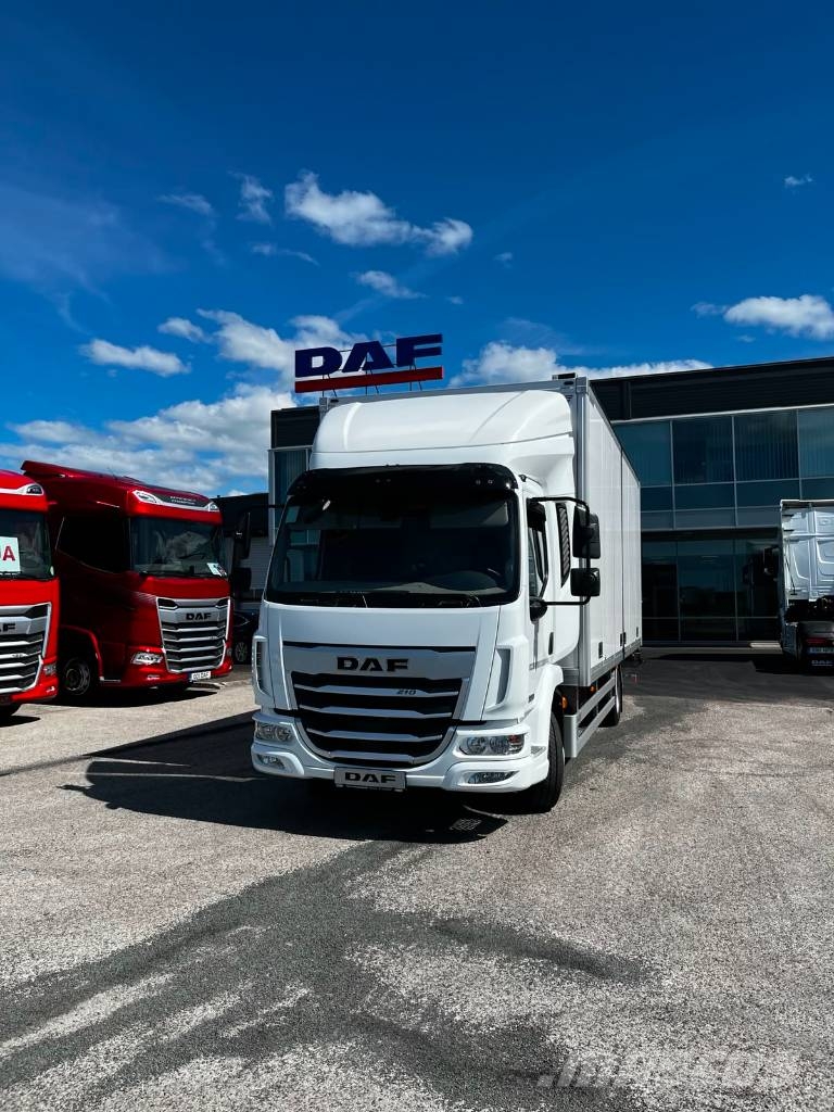 DAF XB 210 FA Camiones con caja de remolque