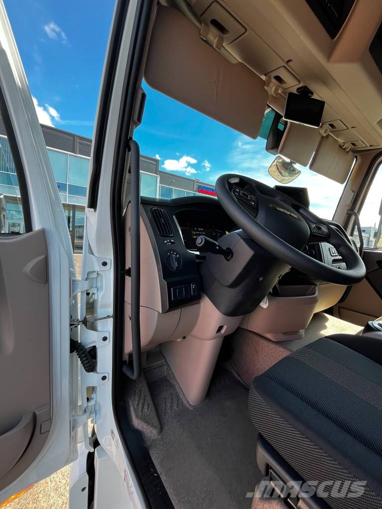DAF XB 210 FA Camiones con caja de remolque