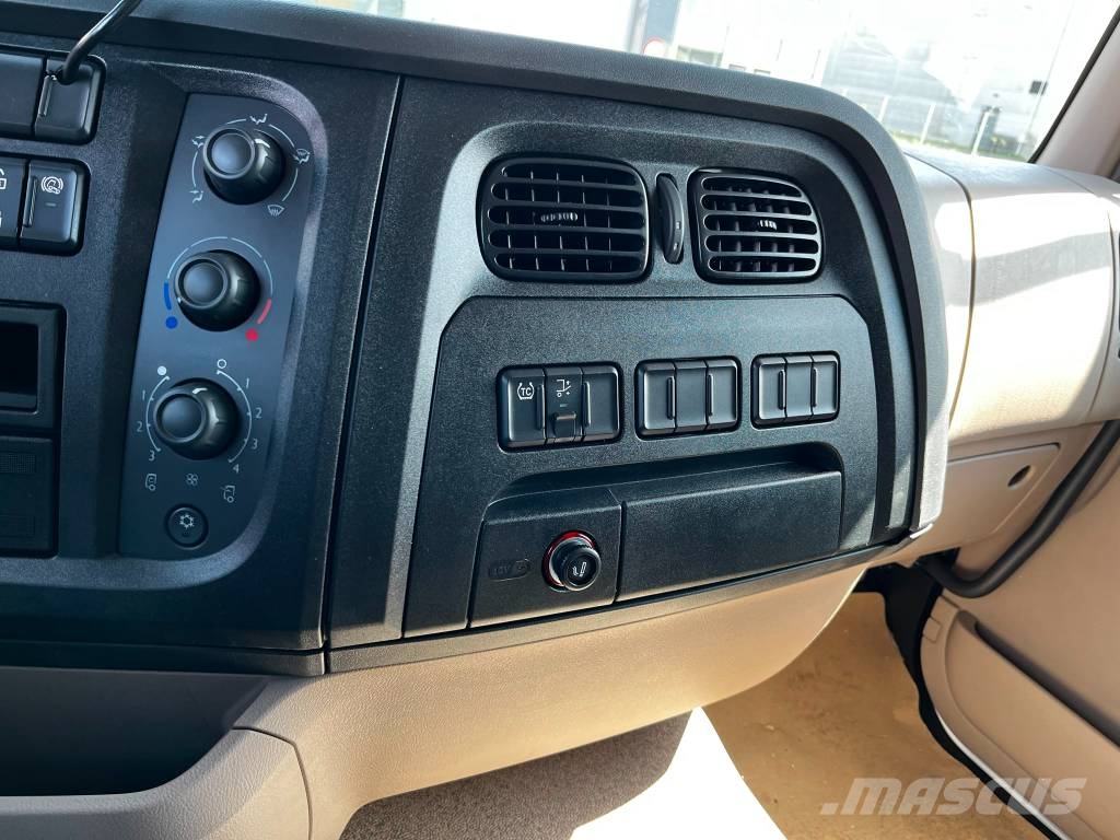 DAF XB 210 FA Camiones con caja de remolque