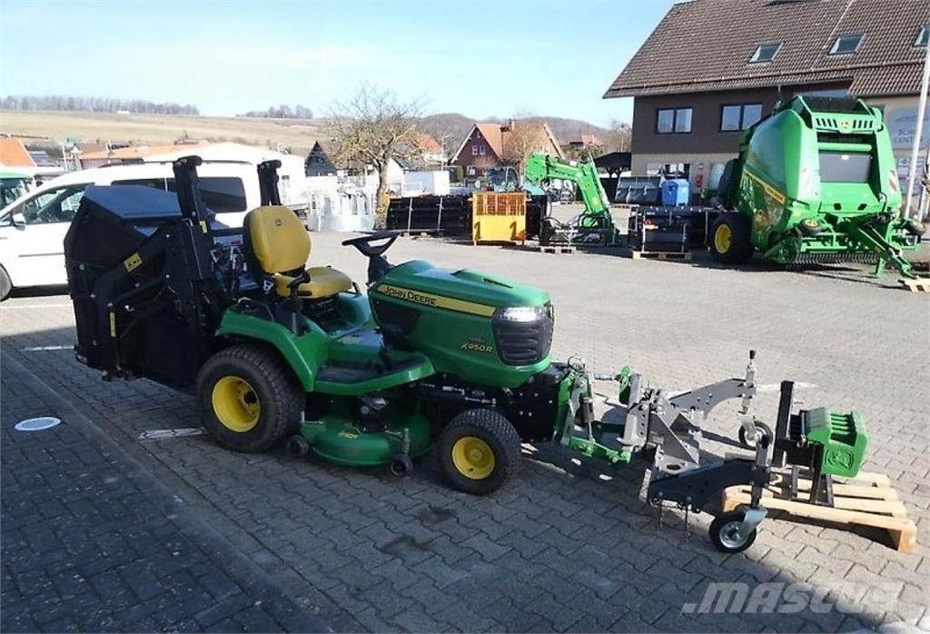 John Deere X950R mit Anbaugeräten Tractoren
