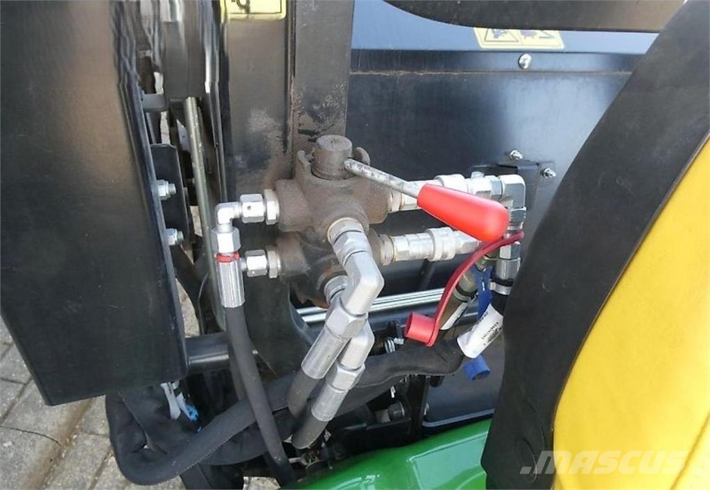 John Deere X950R mit Anbaugeräten Tractoren