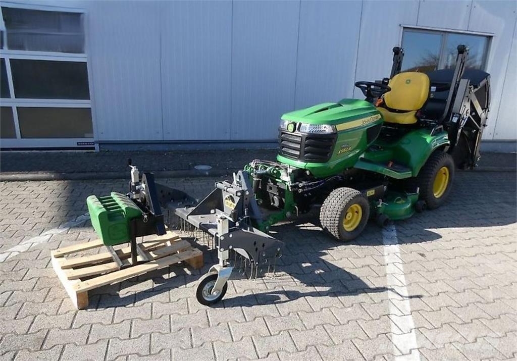 John Deere X950R mit Anbaugeräten Tractoren