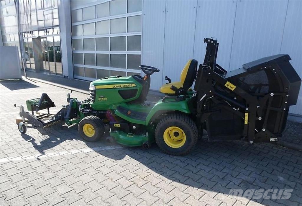 John Deere X950R mit Anbaugeräten Tractoren
