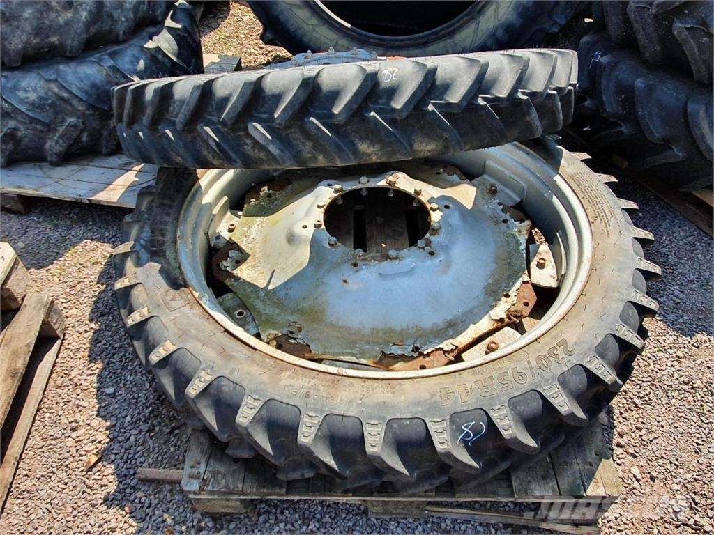 BKT 230/95R44 x2 Banden, wielen en velgen