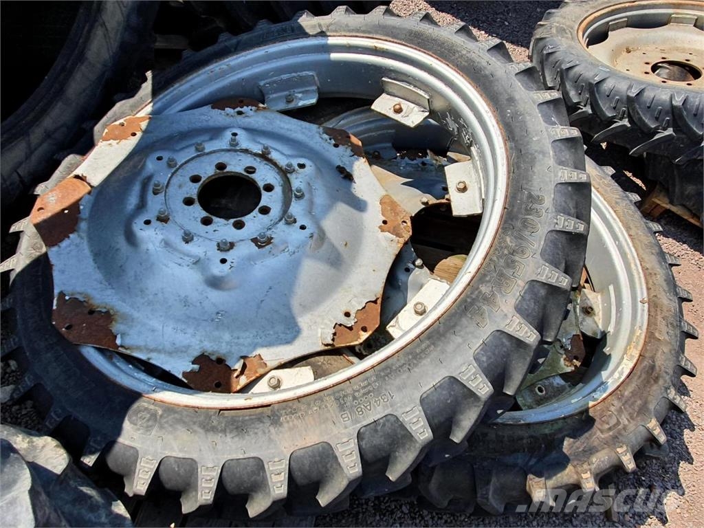 BKT 230/95R44 x2 Banden, wielen en velgen