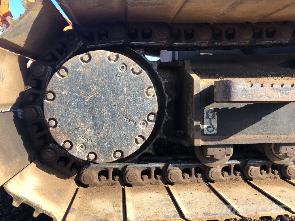 Hitachi ZX 135 US-7 حفارات زحافة