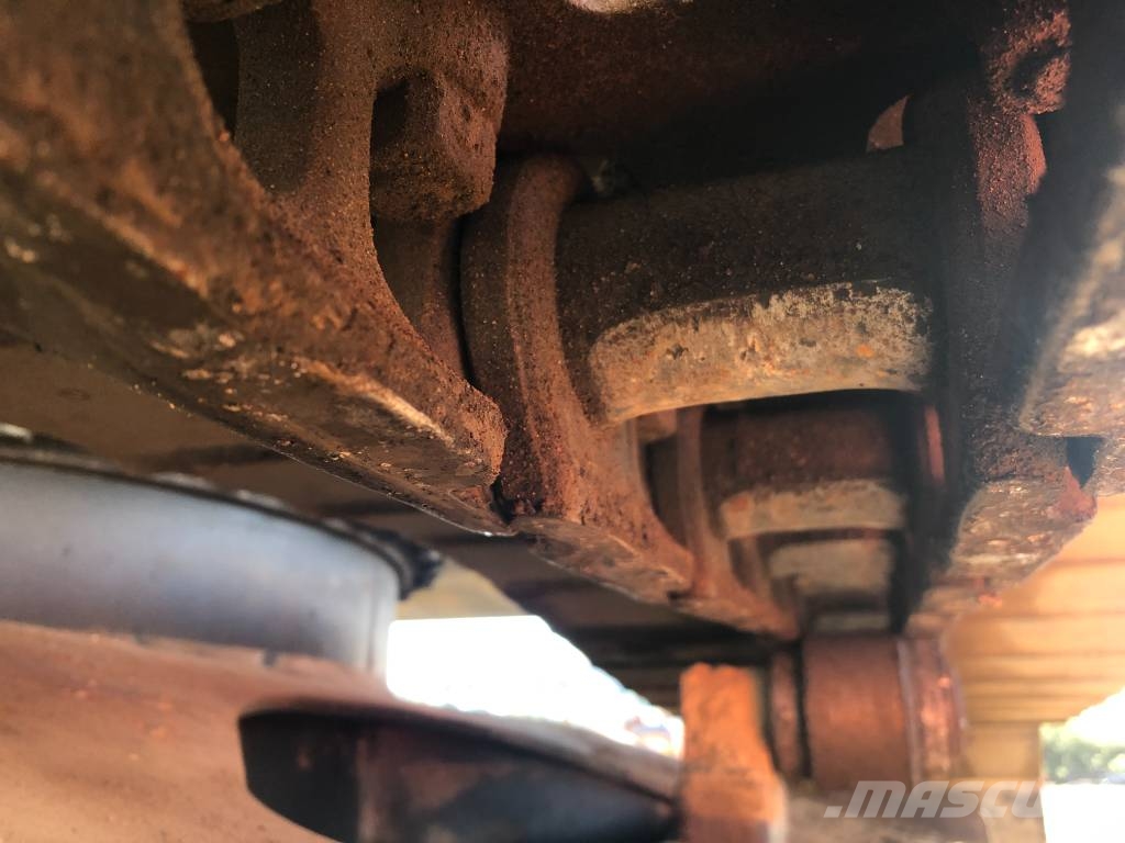 Hitachi ZX 135 US-7 حفارات زحافة
