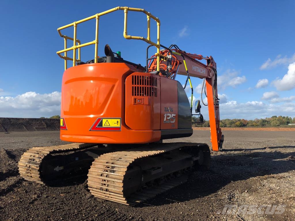 Hitachi ZX 135 US-7 حفارات زحافة
