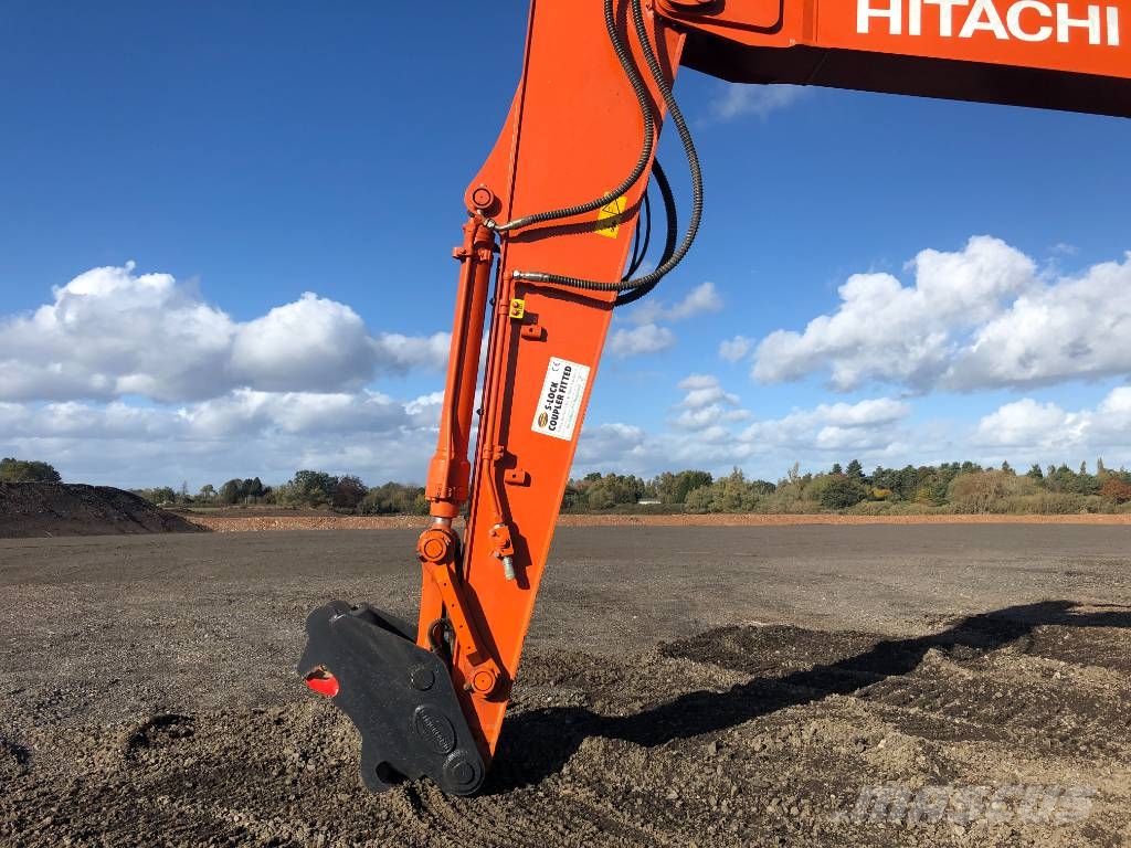 Hitachi ZX 135 US-7 حفارات زحافة