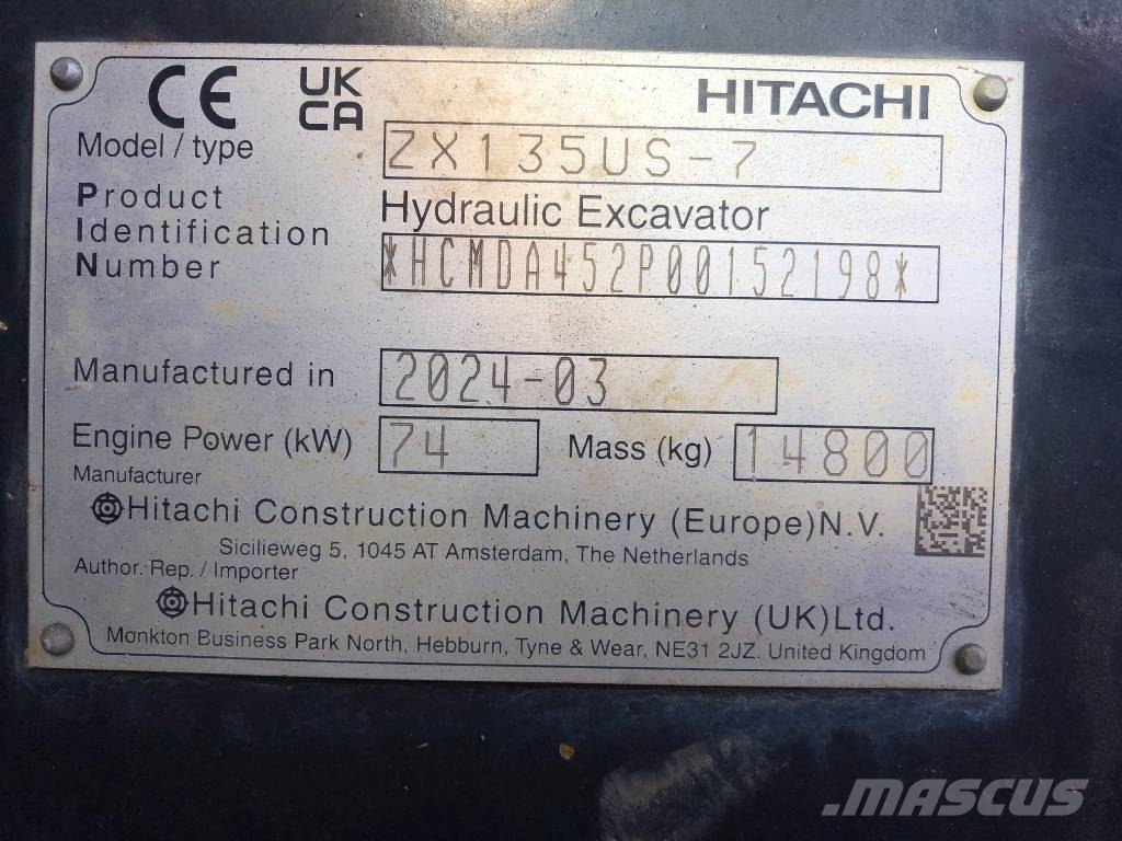 Hitachi ZX 135 US-7 حفارات زحافة