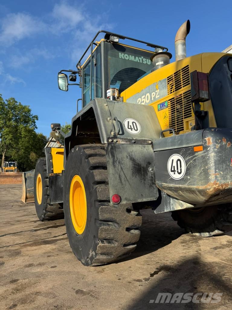 Komatsu WA250 PZ-6 //BJ. 2015 /6700H/SW/Gabel/ZSA Kolesni nakladalci