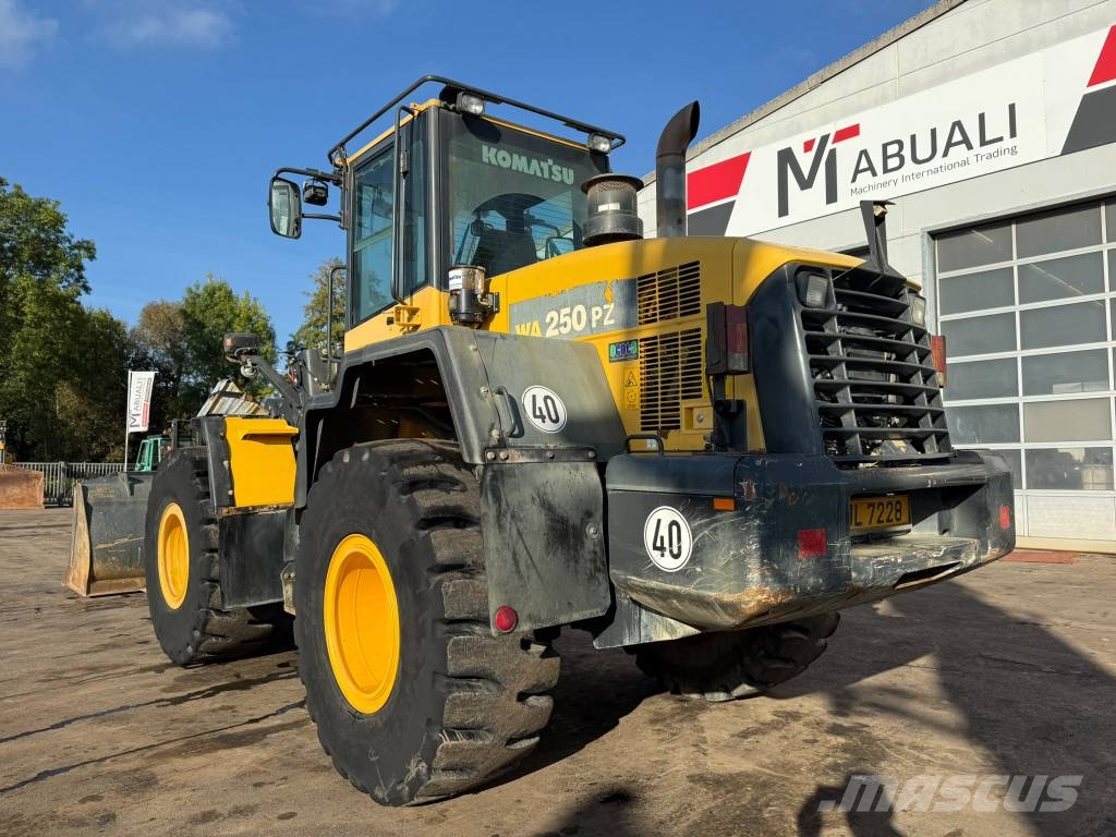 Komatsu WA250 PZ-6 //BJ. 2015 /6700H/SW/Gabel/ZSA Kolesni nakladalci